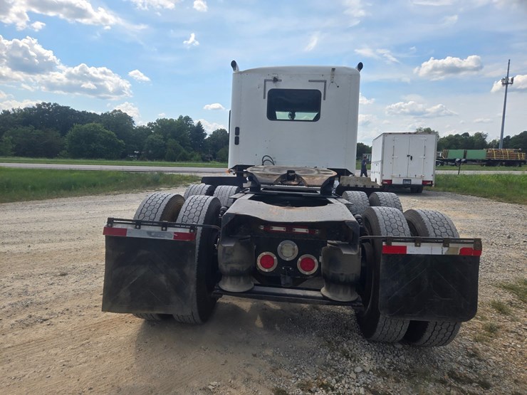 2017-freightliner-122sd-image-14