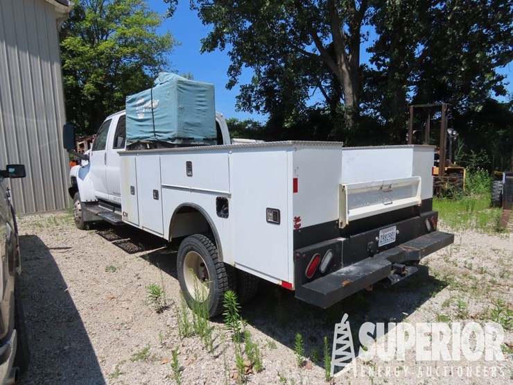 2006-gmc-c5500-4wd-crew-cab-service-truck-image-4
