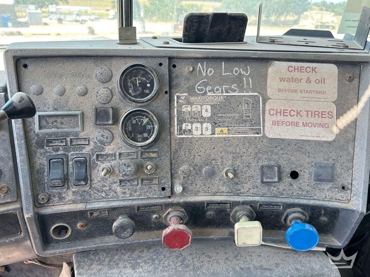 2001-mack-rd690s-image-17