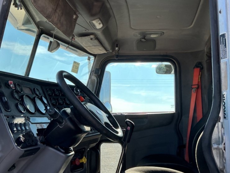 2015-peterbilt-367-image-21