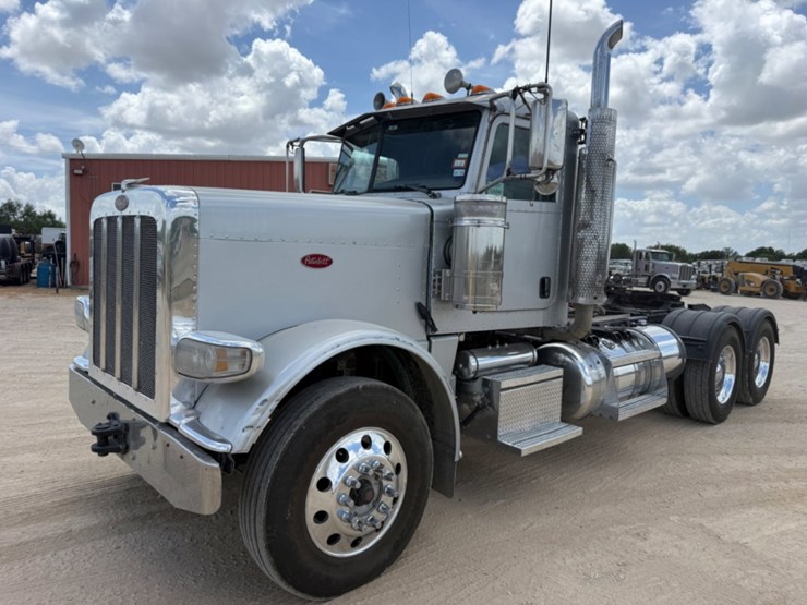 2019-peterbilt-389-image-1