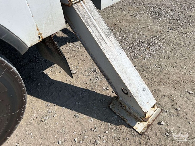 2019-freightliner-m2-106-image-22