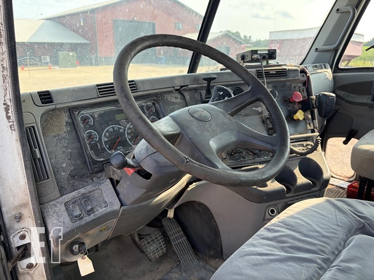 2002-freightliner-columbia-120-image-23