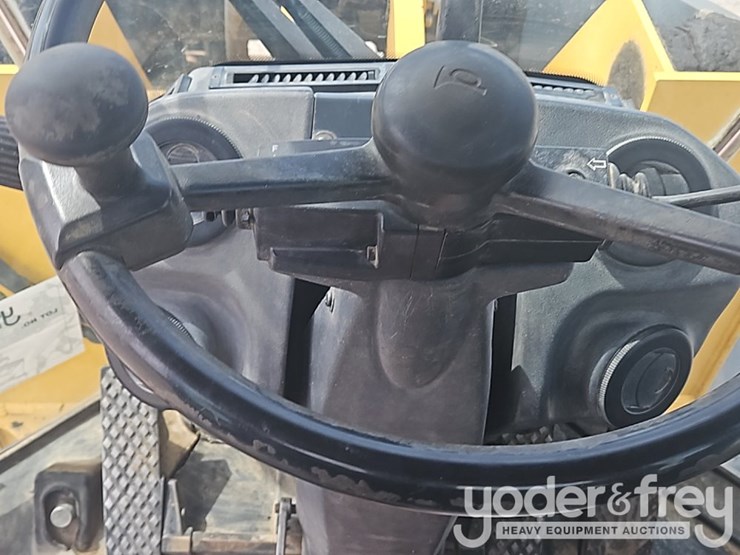 2014-deere-624k-image-40