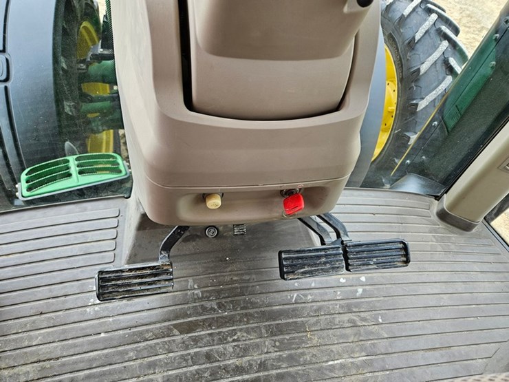 2013-john-deere-8335r-image-32