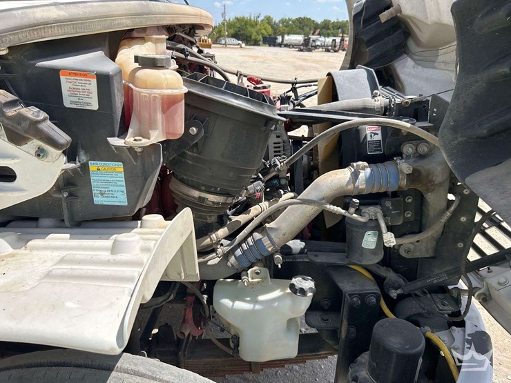 2019-freightliner-m2-106-image-8