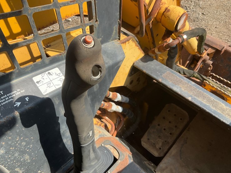 john-deere-325-image-25