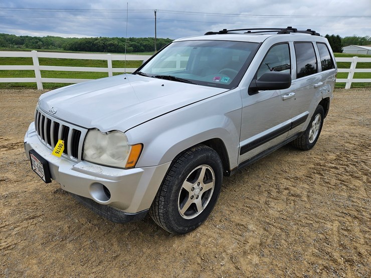 #60-•-2007-jeep-sport-utility-sedan-image-38