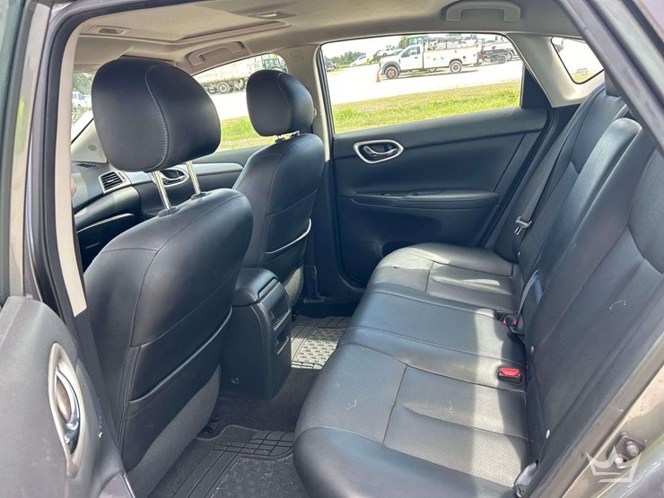 2015-nissan-sentra-sedan-image-21