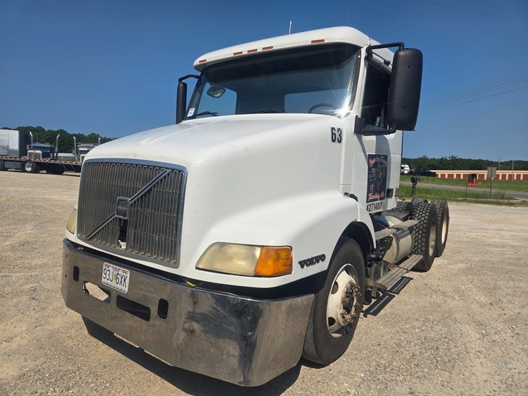 1999-volvo-vn-image-1