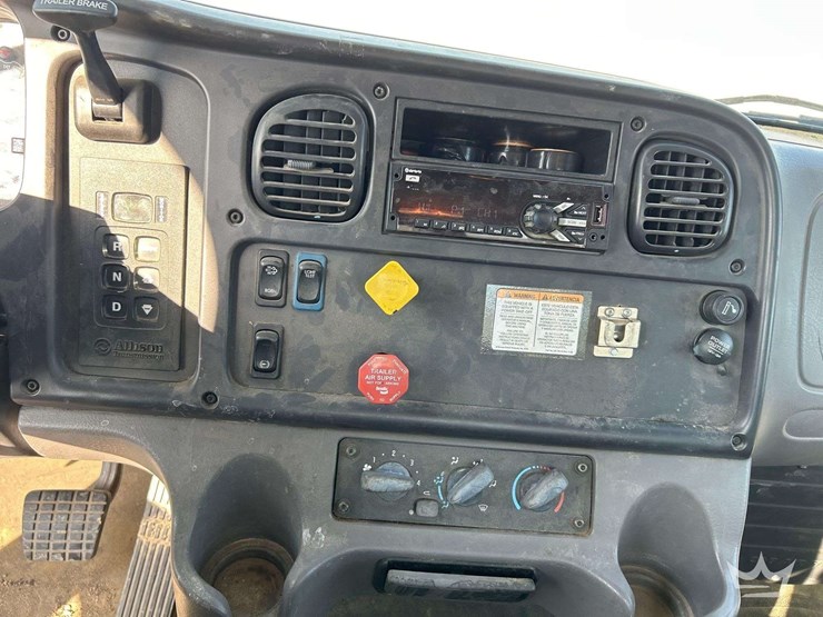 2018-freightliner-m2-106-image-16