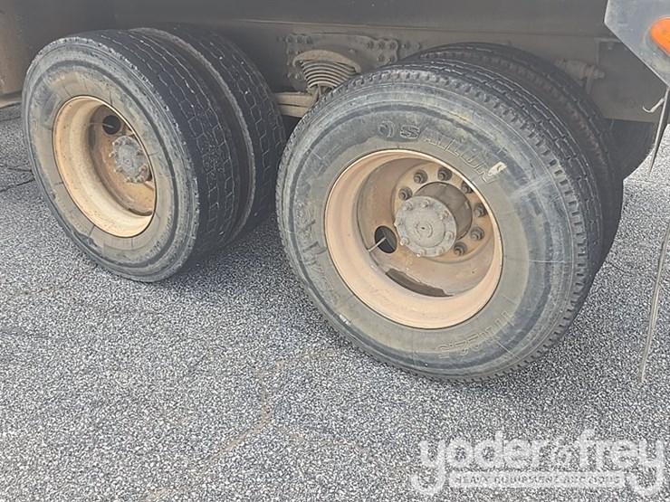 2013-freightliner-m2-106-image-18