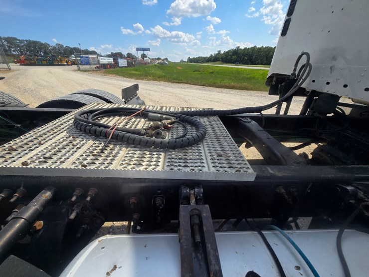 2017-freightliner-122sd-image-86