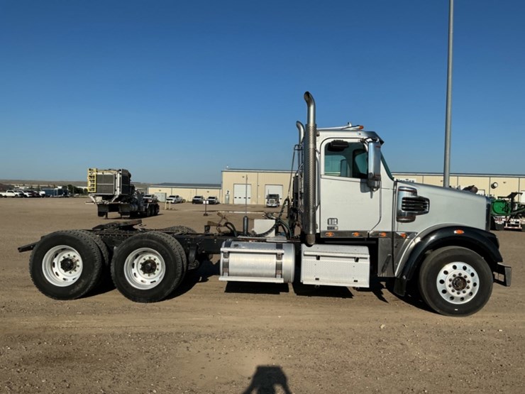 2015-freightliner-coronado-122-sd-image-4
