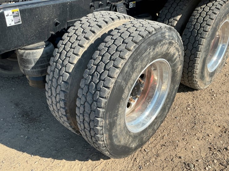 2019-peterbilt-567-image-16