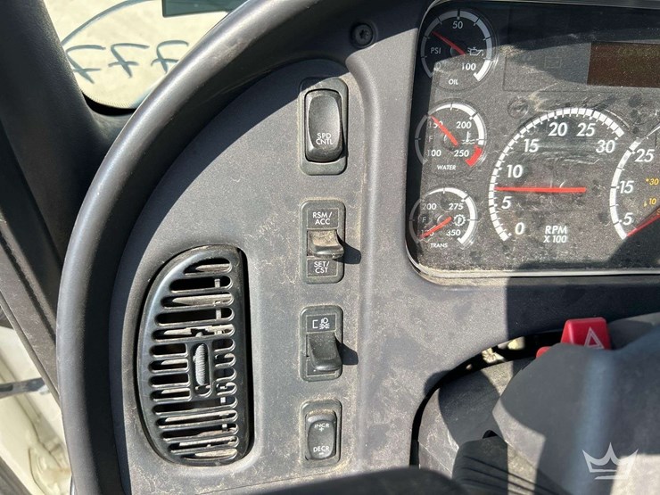 2019-freightliner-m2-106-image-15
