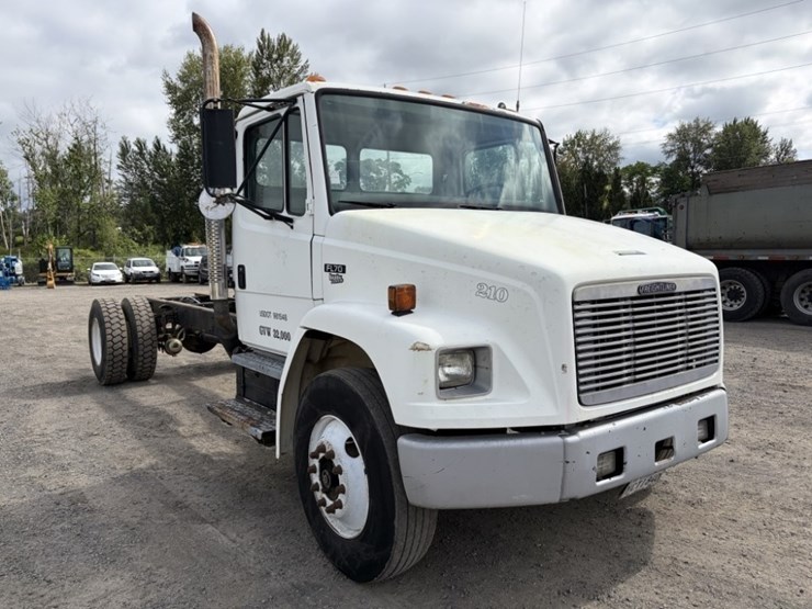 1995-freightliner-fl70-image-2