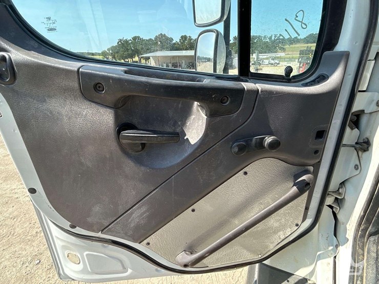 2015-freightliner-114sd-image-11