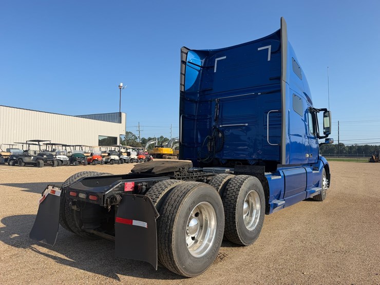 2019-volvo-vnl64t670-image-4