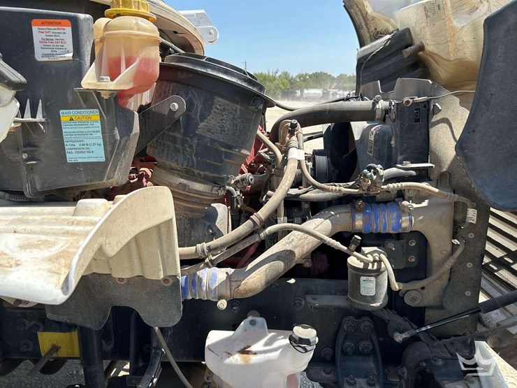 2020-freightliner-m2-106-image-7