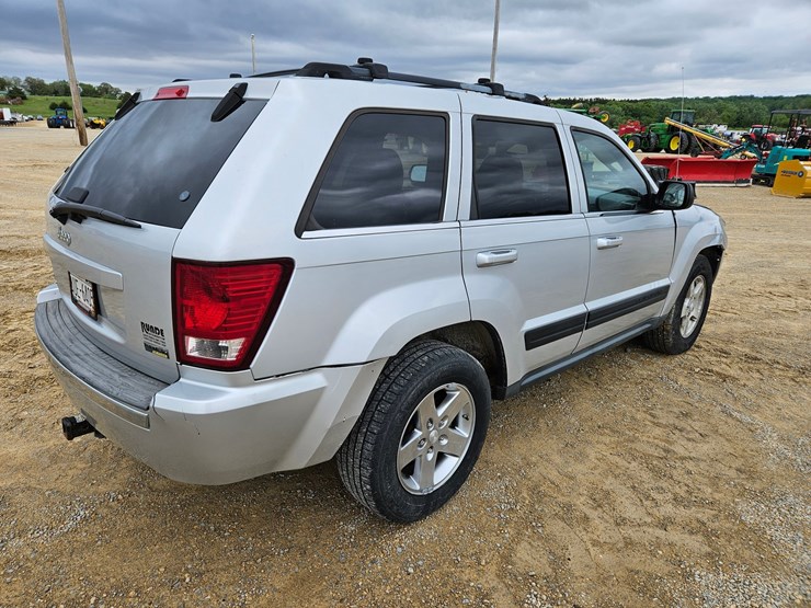 #60-•-2007-jeep-sport-utility-sedan-image-42