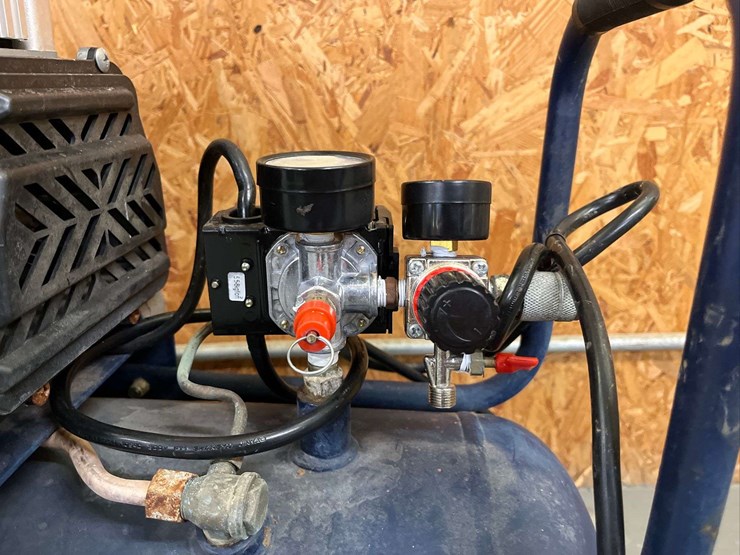 campbell-8-gallon-150psi-portable-air-compressor-image-5