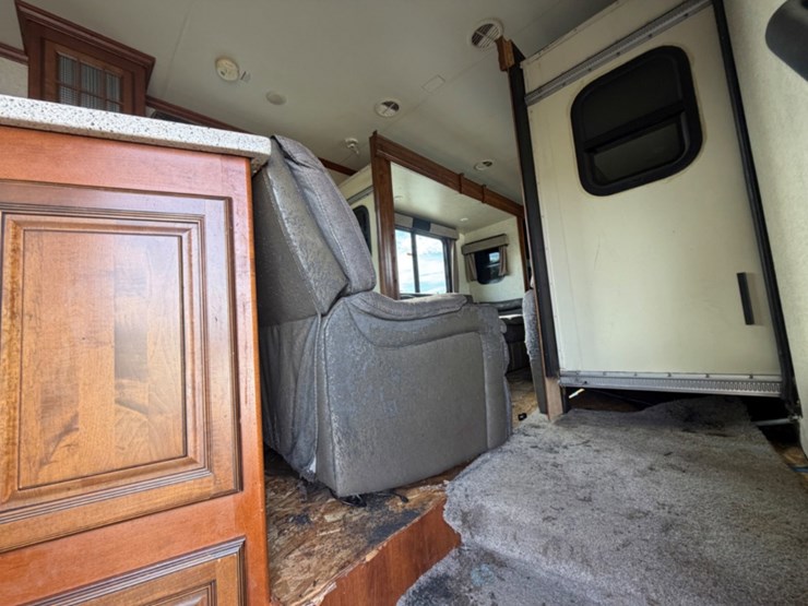 2016-bighorn-5th-wheel-image-10