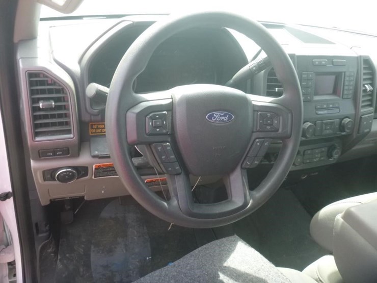 2022-ford-f550-image-23