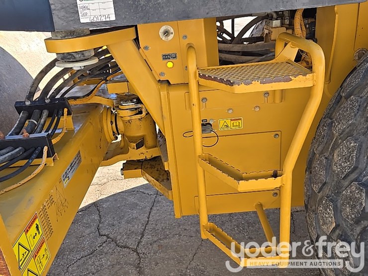 2020-caterpillar-cs56b-image-18