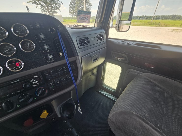 2015-peterbilt-386-image-49