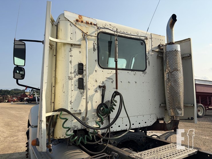 2002-freightliner-columbia-120-image-14