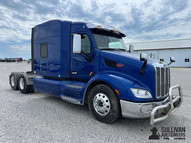 2019-peterbilt-384-image-3