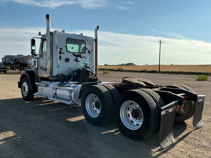 2013-freightliner-coronado-122-sd-image-7