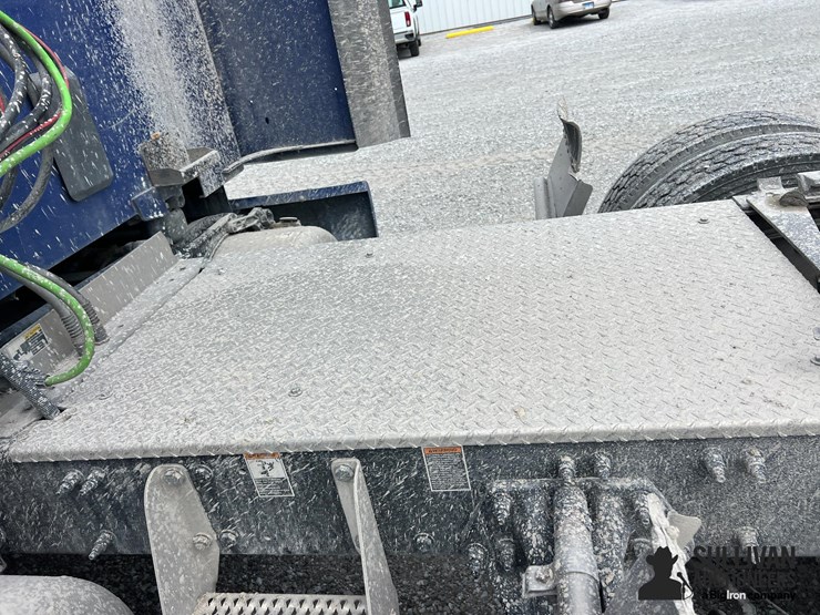 2019-peterbilt-384-image-18