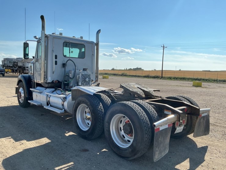 2015-freightliner-coronado-122-sd-image-7