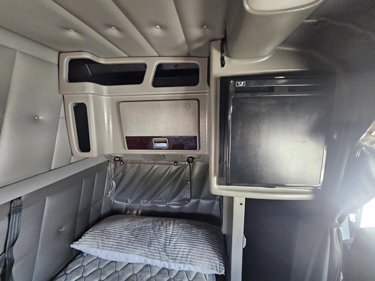 2015-peterbilt-386-image-63