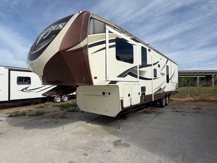 2016-bighorn-5th-wheel-image-1