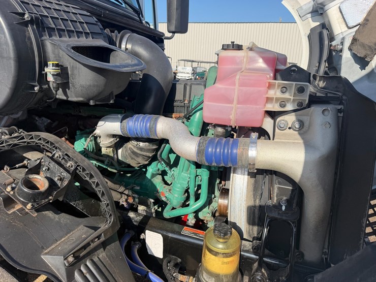 2016-volvo-vnl64t670-image-9