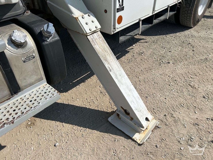 2019-freightliner-m2-106-image-18