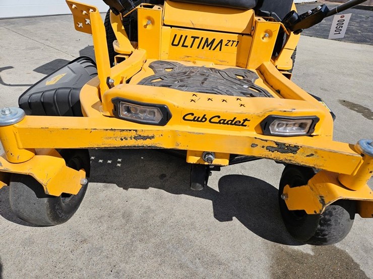 #651-•-cub-cadet-zt1-zero-turn-mower-image-11