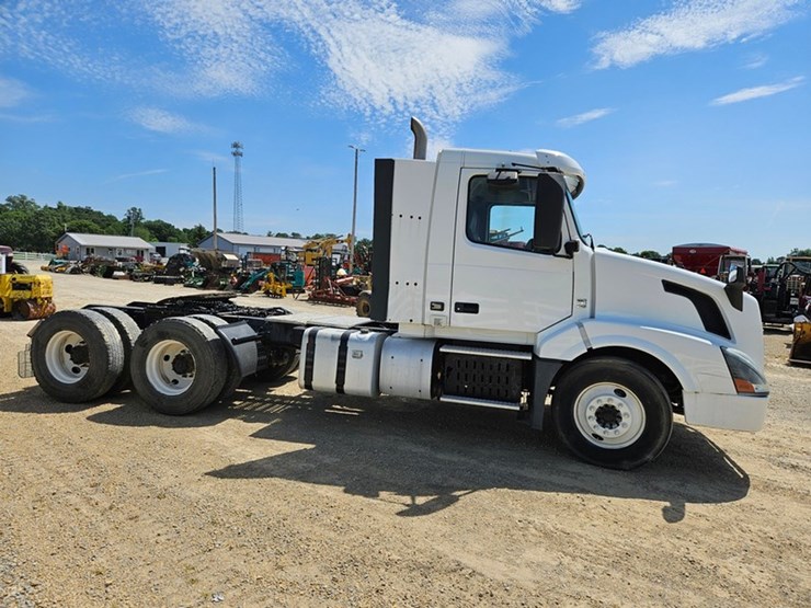 #65-•-2012-volvo-vnl-day-cab-tandem-axle-semi-tractor-image-6