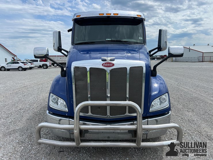 2019-peterbilt-384-image-2