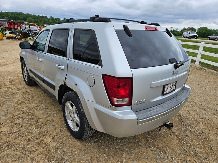 #60-•-2007-jeep-sport-utility-sedan-image-40