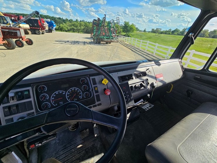 2002-freightliner-fl80-image-64