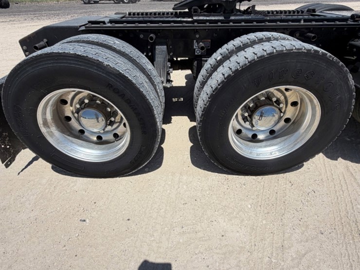 2020-peterbilt-389-image-17