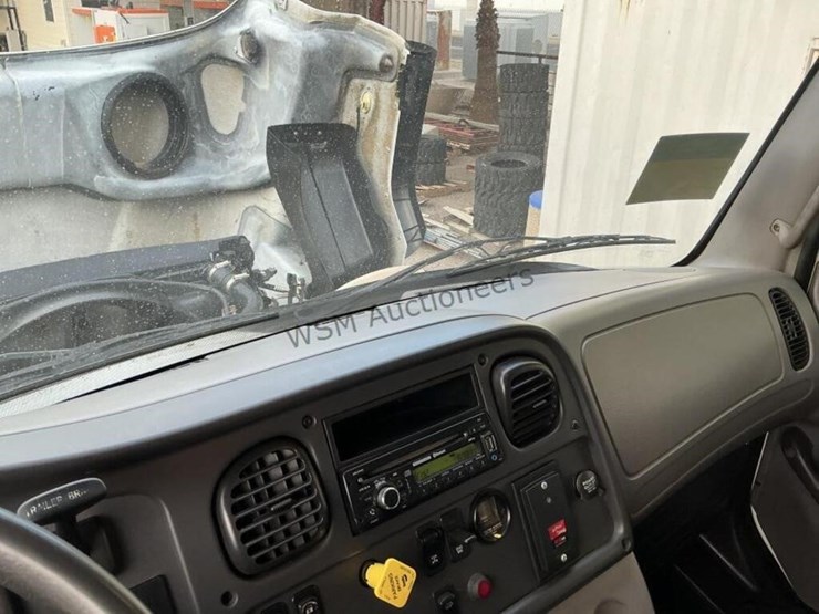 2016-freightliner-114sd-image-23