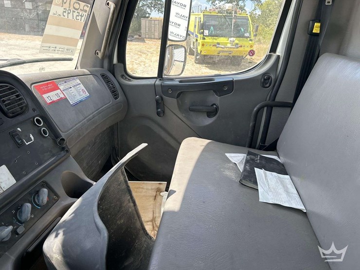 2019-freightliner-m2-106-image-18