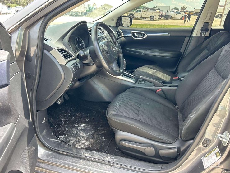 2016-nissan-sentra-sedan-image-12