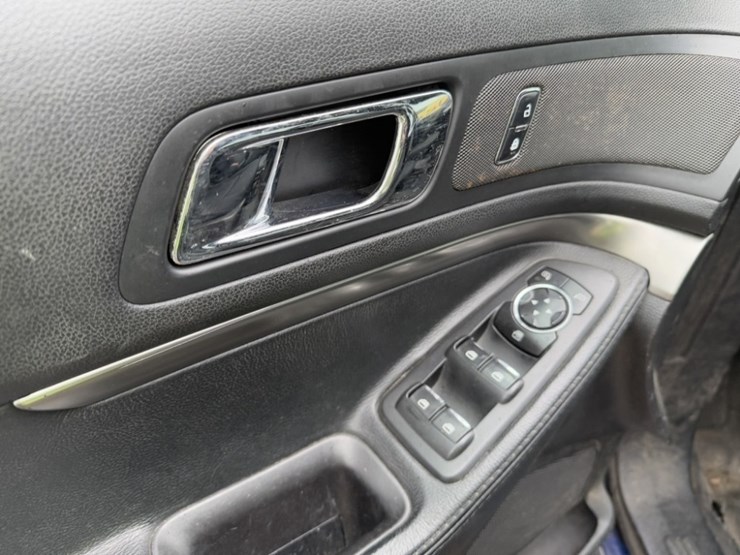 2017-ford-explorer-image-26