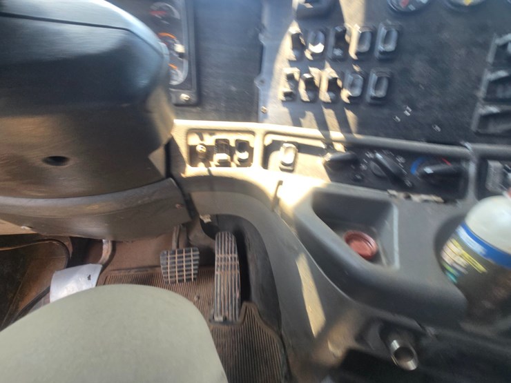 2003-freightliner-columbia-120-image-49